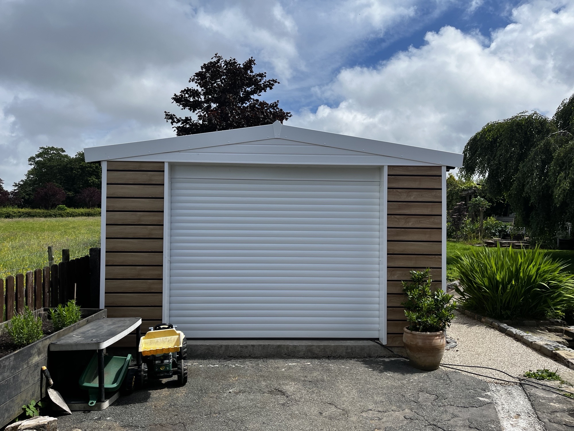 White Rose Buildings | New Insulated Garage with Shadow plank Turner Oak malt finish